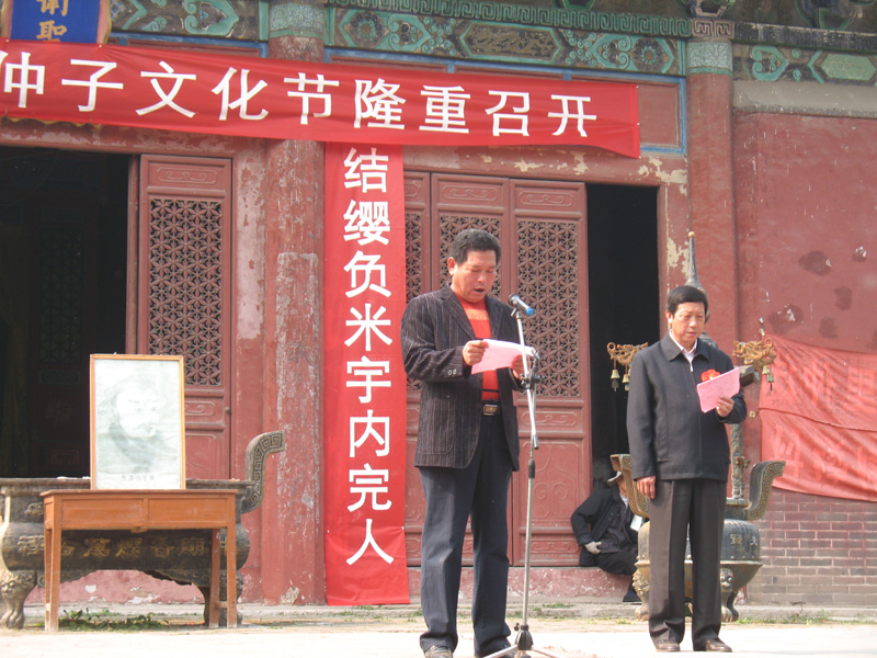 仲跻来代表仲浅村两委和仲浅村全体村民致欢迎辞。