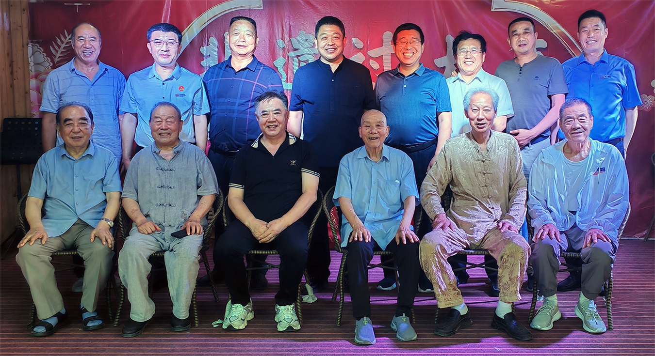 与老同志合影.jpg